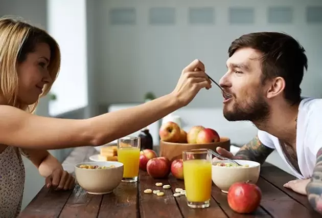 unha muller alimenta a un home con noces para aumentar a potencia